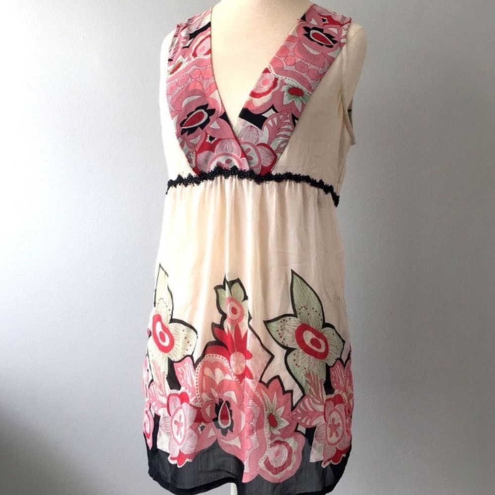 Coco and Chase floral print cream tunic top.